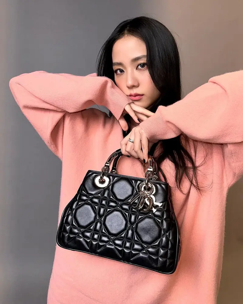 Jisoo from Blackpink wearing Dior's 95.22 Bag
