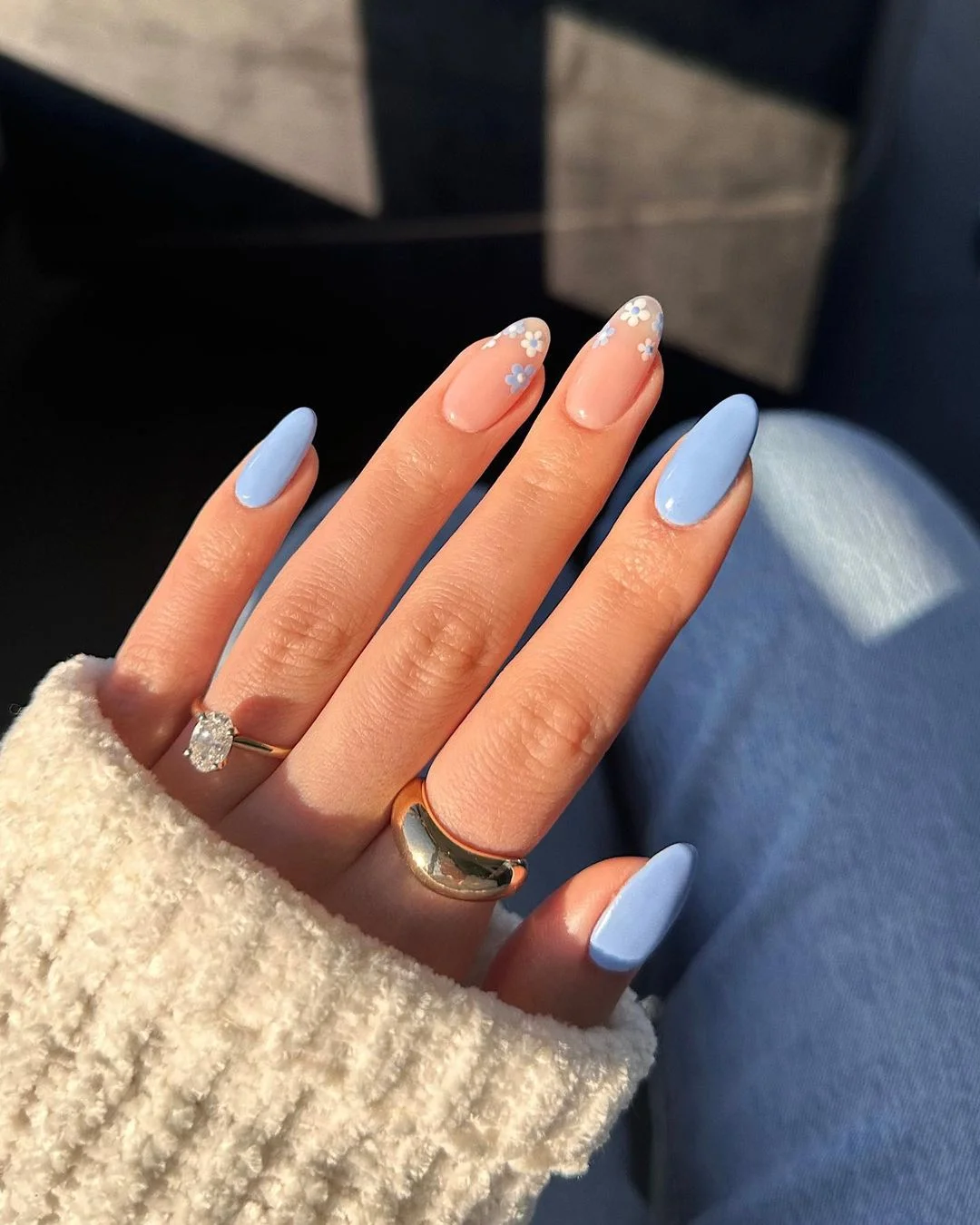 White-and-blue daisy nails